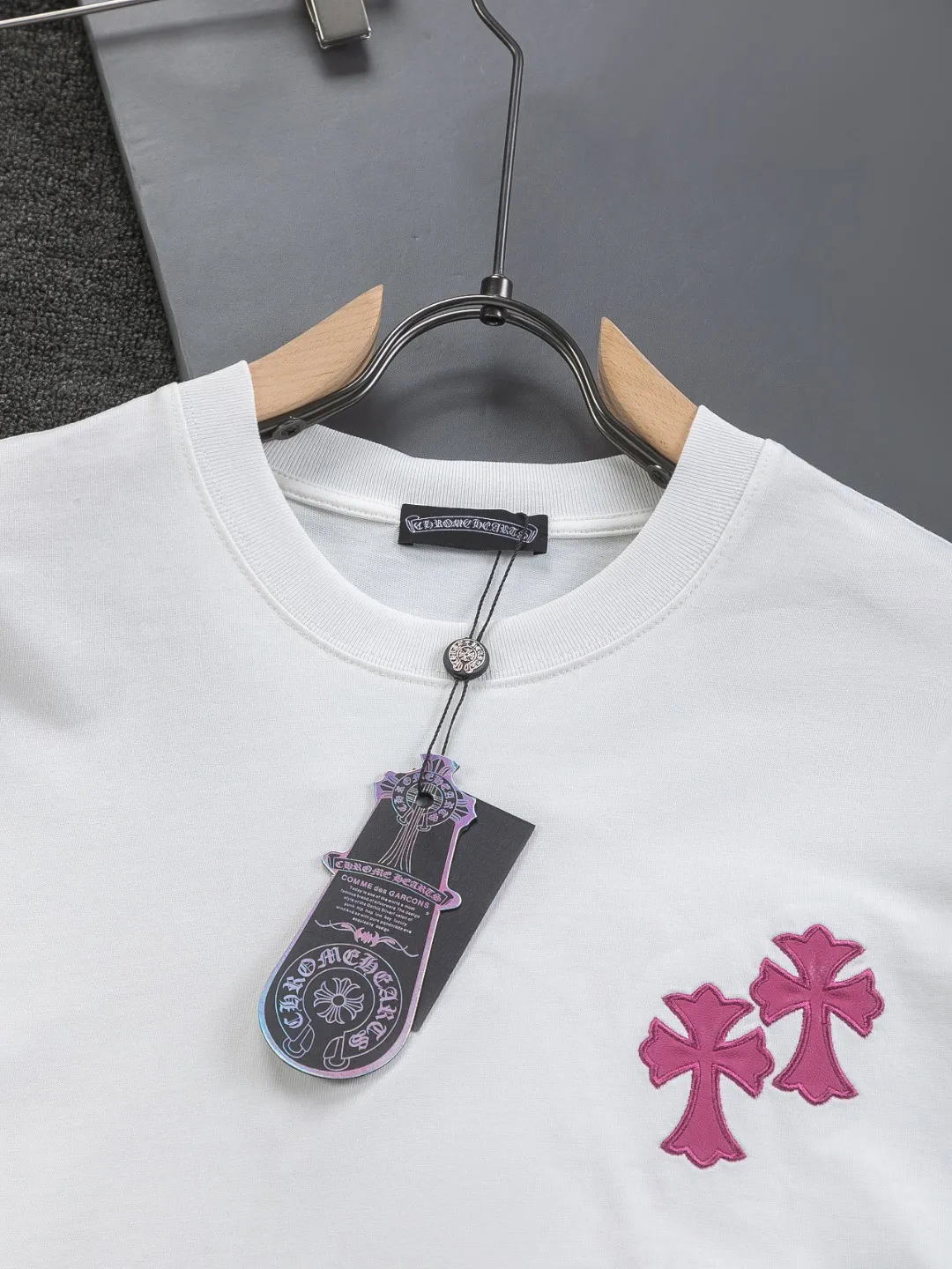 🅿️190 Chrome Hearts CH Cross 26SS New products are hot at the same time💥 Early spring classic style Colorful double cross on the chest 🪡 Embroidery Large logo cross on the back Horseshoe patchwork leather ding Sanskrit ✝️🪡 Embroidery Round neck short-sleeved T-shirt, a popular style, a style that both men and women like, the same style for men and women, 100% chance of turning heads when you wear it when you go out! It’s all about being handsome. The designer’s classic sense is precisely grasped. The whole piece of clothing is heavy. Industrial washing process. Ready-made garments are dyed + sprayed for a horse effect. The double-washing process is super recognizable. It uses heavy washing to make it distressed. The edges of the patch are slightly rolled and naturally distressed. It has a three-dimensional layering with a little damage and is very visually lethal. It adheres to Kroxin's consistent rough style. The chest and back are large, and the horseshoe flower printed patch pattern is embroidered and decorated. It is decorated with silver metal engraved distressed buttons. The classic elements full of brand recognition instantly enhance the overall sense of grade and specification. Its texture is quite high-end! The overall feeling is high-end, simple and elegant, with silver hardware accessories, a full set of customized accessories, and the pattern of the entire dress is all decorated with patchwork three-dimensional embroidery technology, which is the finishing touch of the entire dress. The design on the back is even more eye-catching! ! This full back is so cool, it’s full of design, and the overall upper body style highlights fashion and individuality. Wearing it together as a couple is even more popular on the street. I recommend the early autumn sweatshirt! ! The fabric is a unique 320g 100% cotton, which is skin-friendly, breathable, warm to the touch, firm in texture, and smooth in lines. It can be called a back killer, which has very strict requirements on craftsmanship and cost. The smooth neckline, flat cuffs and hems, the stitches are small and tight, tight and orderly, and the details are perfect. The consistent OS version can be worn alone or layered. It is very casual, but very iconic! It is simply the flagship of high-end trendy brands and must be included in your wardrobe. It has the American fashion spirit of freedom and individuality, and is highly recognizable and stylized! Color: Black White Size: S-XL Size chart: S: Shoulder width 50-Bust 56-Length 70 M: Shoulder width 52-Bust 57-Length 72 L: Shoulder width 54-Bust 59-Length 74 XL: Shoulder width 56-Bust 62-Length 76